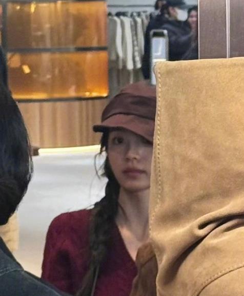 有网友遇到95花田曦薇在韩国商店逛街。韩国路人真幸福，有没有遇到身边的美女姐姐田