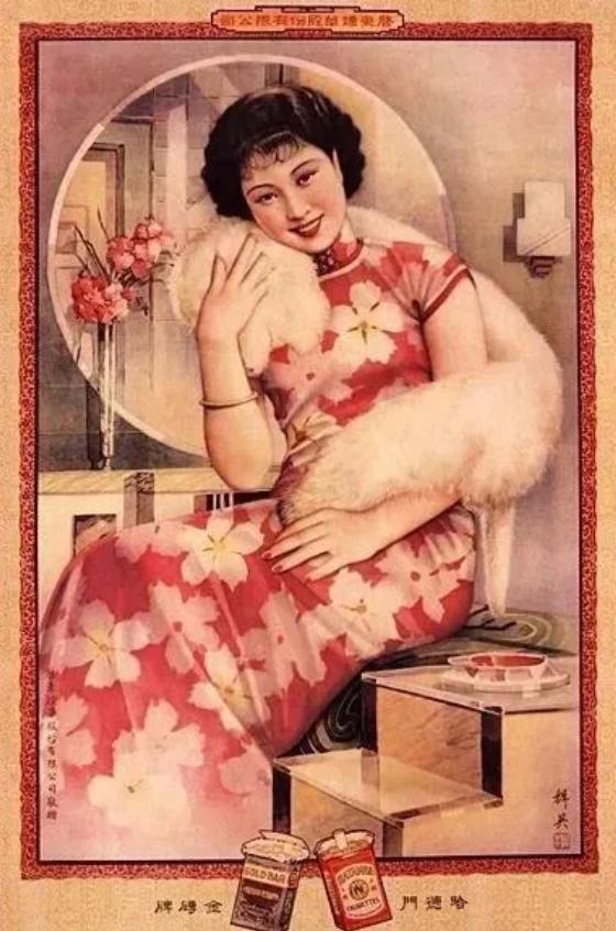 1974年，62岁的蒋梅英被26岁的男警员周荣鹤紧紧搂在怀中强吻。她把这件事情告