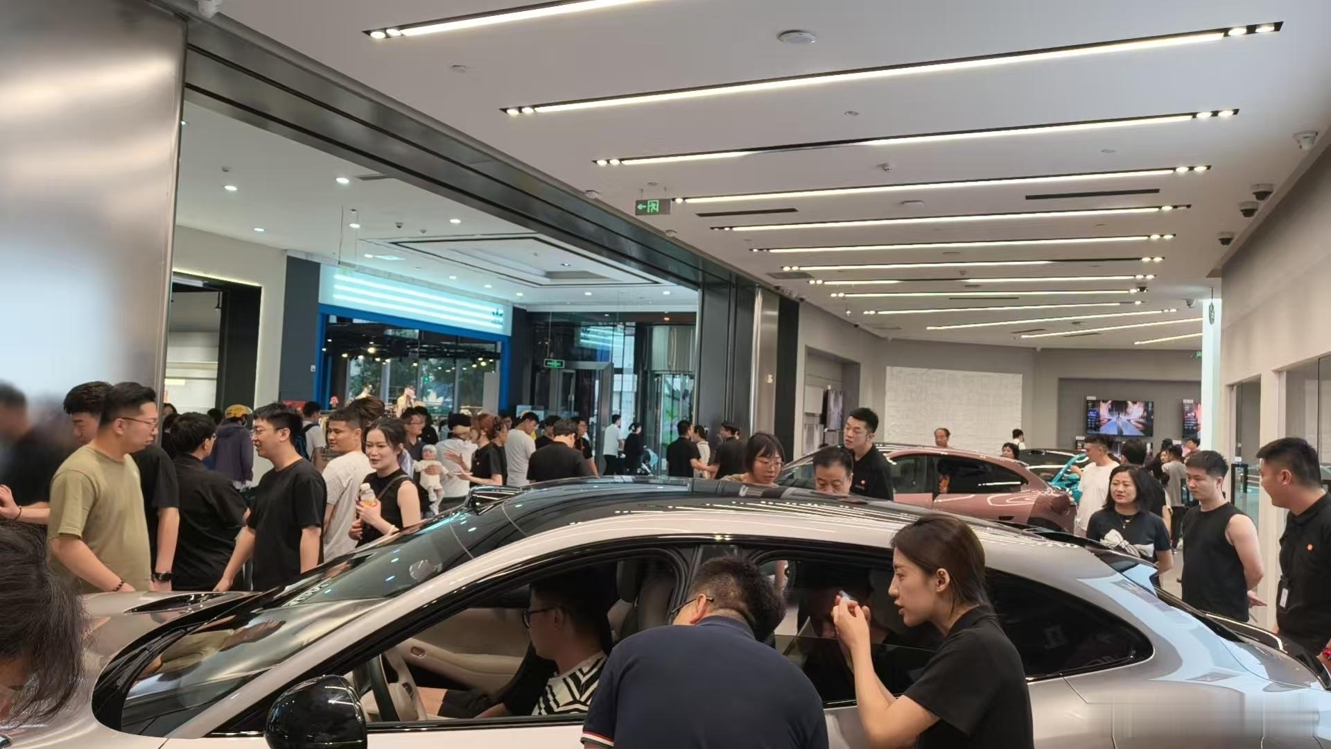 现在的小米展厅人就很多了，晚上天气凉快点会更多 ​​​