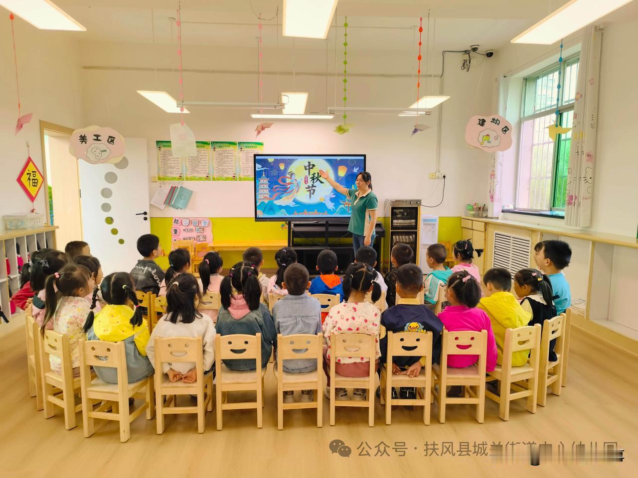 中秋的月儿圆圆，中秋的月饼香香，中秋的话儿甜甜。为传承中华优秀传统文化，让孩子们