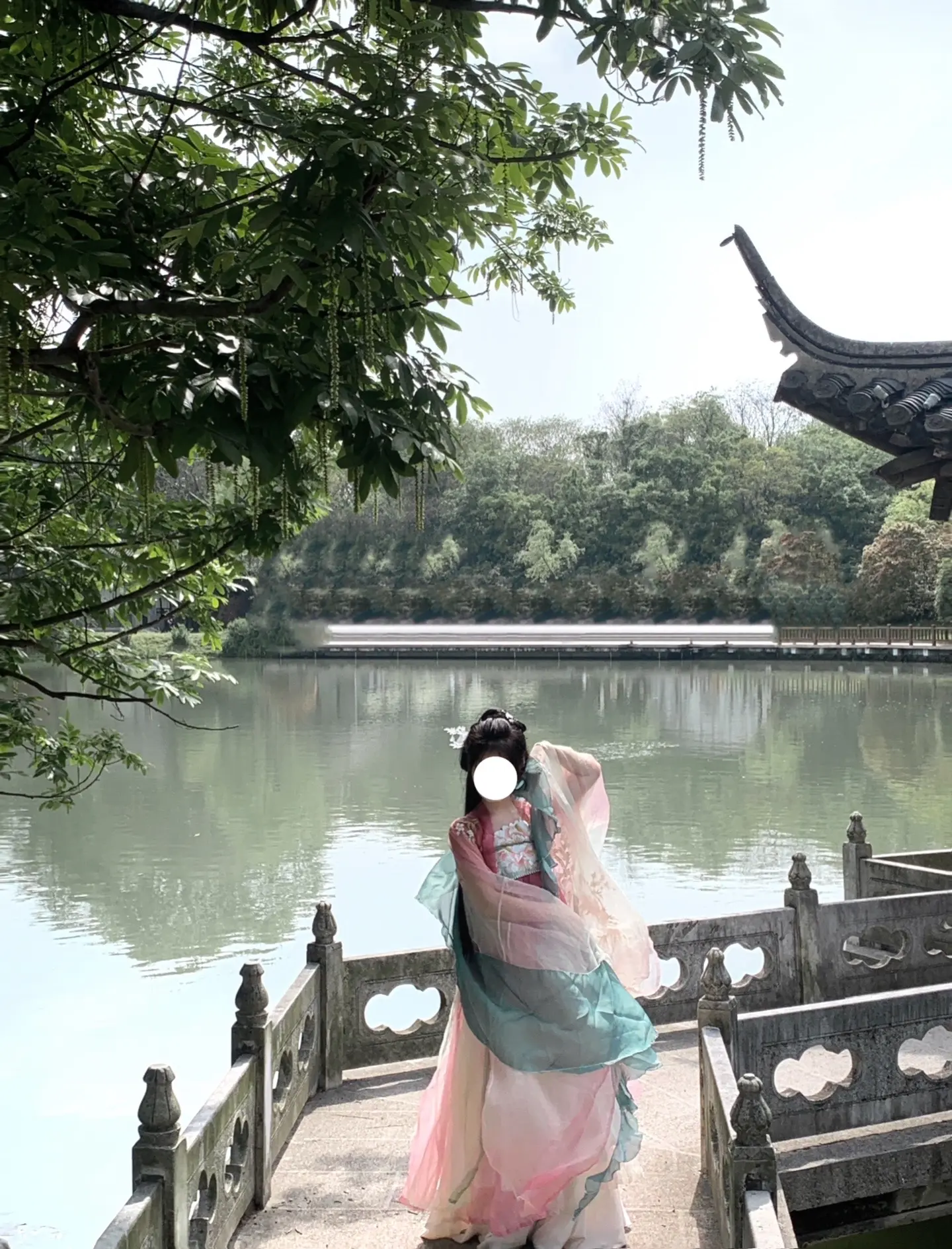 当坊间最擅舞的女儿死了。