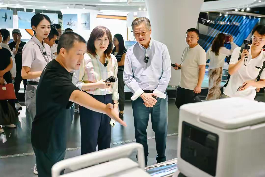 台湾知名时事评论员赖岳谦点赞重庆工业！
 
第十八届“重庆·台湾周”正在重庆举办
