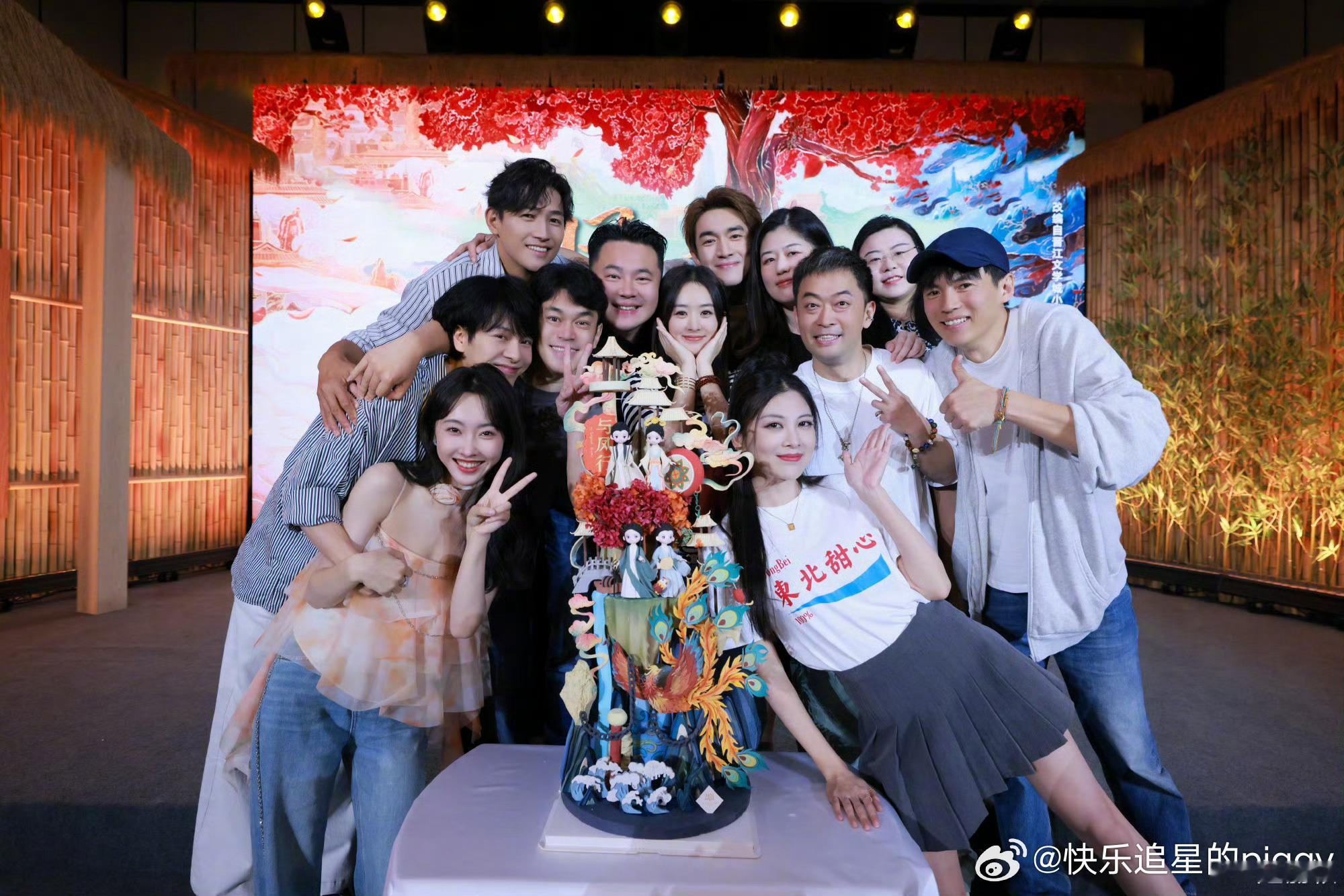 #徐海乔宣璐手拉手# 父母爱情走进现实了，看得出来《与凤行》剧组感情是真的好[哈