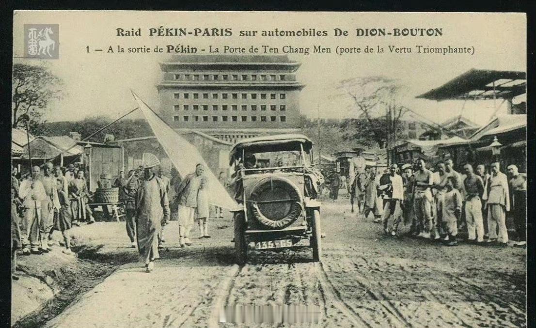 1907年，河北。清朝人围观一辆“巴黎——北京”的拉力赛汽车。画面是不是很魔幻？
