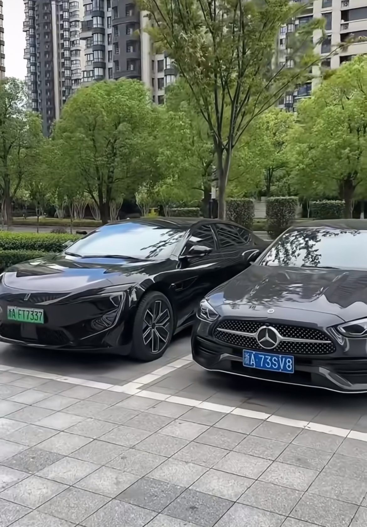 朋友的车和我的车都是30万 我们互相嘲笑 