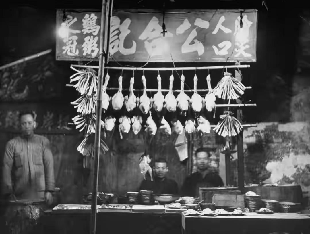城市的老照片，留存着往昔的记忆。这是民国三十七年（1948 年），记录广州普通百