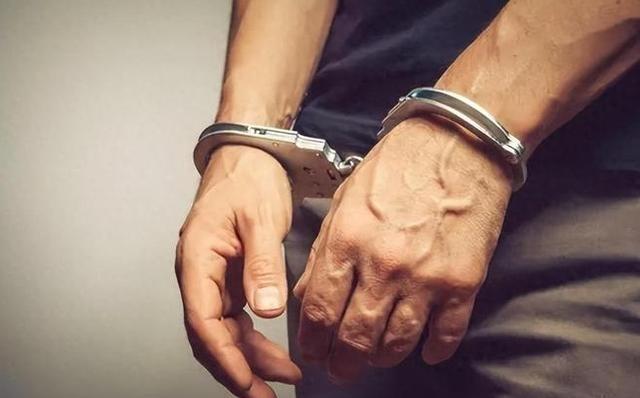 目前中国最棘手的两大难题，压根不是台海博弈、中美较量，也不是中日摩擦、负债压力，