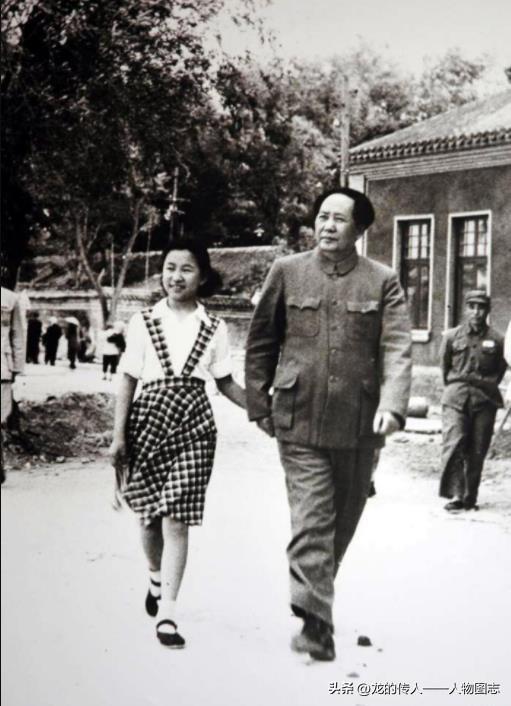 1951年6月8日毛主席和女儿李讷在中南海散步