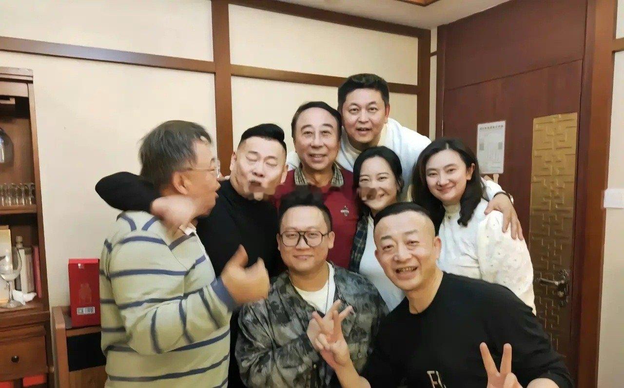 贾玲参加恩师冯巩庆生家宴66岁冯巩精气神十足，贾玲作为冯巩的得意门生紧靠冯巩合照