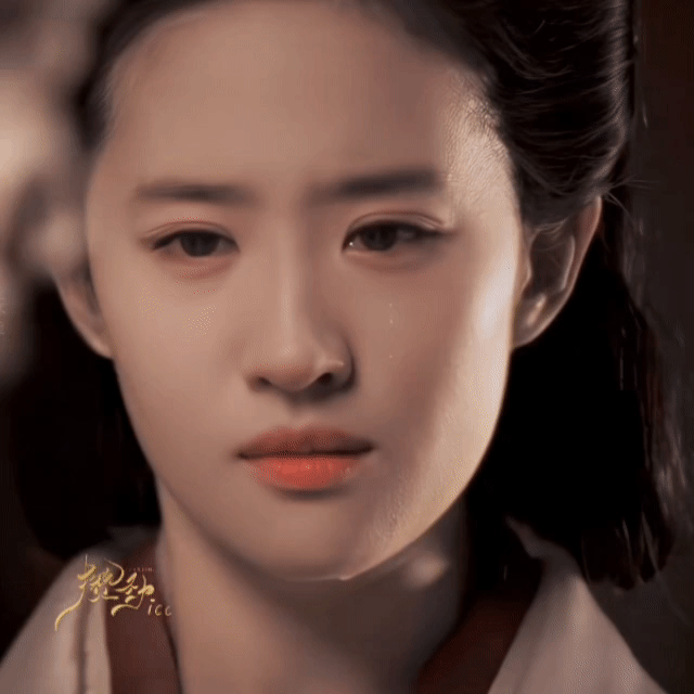 她真的很经看  怎么细看都不腻 怎么看都美  美得很真实 很温润  她天生就适合