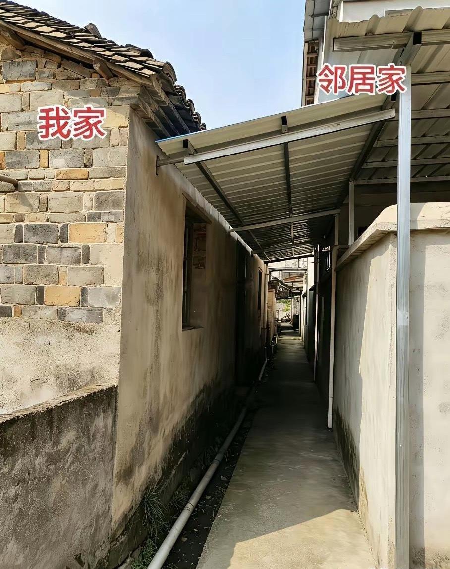 邻居在院子里安了棚子后，说是刮风下雨院里还是会进水所以在两家的滴水位置又安了一个