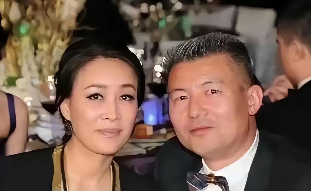 第一次刷到那英的老公，还蛮帅的，标准的国字脸，方方正正的，估计年轻时应该也是浓眉