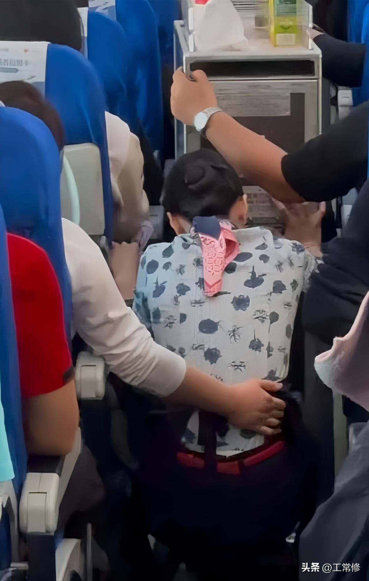 “空姐下跪”事件详细通报出来了，东航不愧为服务行业标杆，措辞谦卑克制到了骨子里。