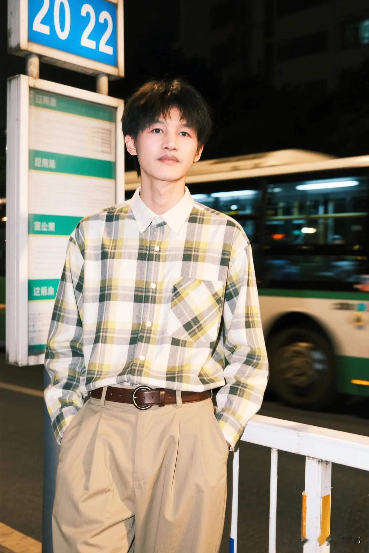 “新新三样”指的是人工智能、机器人、创新药，它们接棒电动汽车、锂电池、光伏产品这