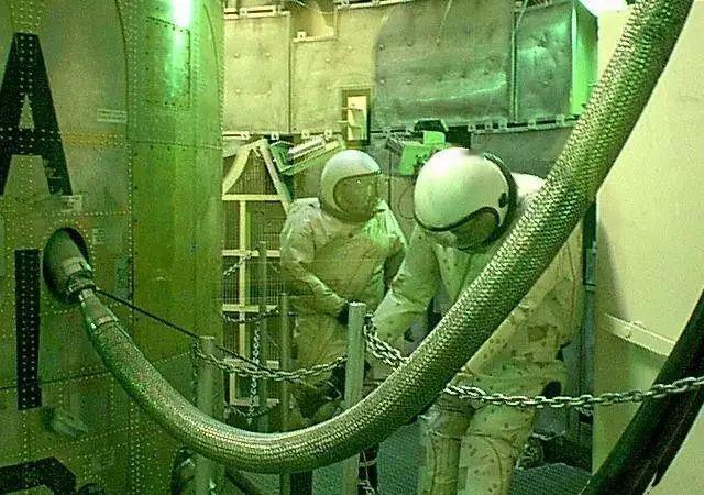 1980年，两个美国士兵，正维护洲际导弹，突然,一个扳手套筒掉落，竟砸破燃料箱，