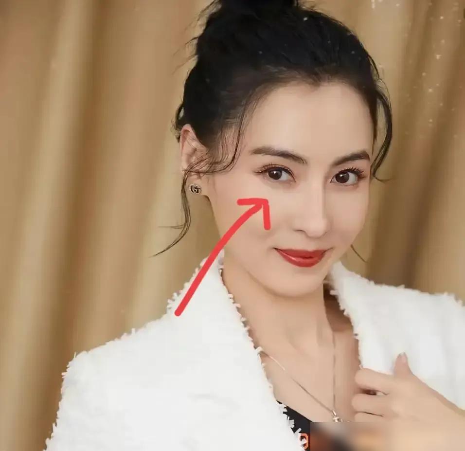 张柏芝又被拉出来夸“一脸韧劲”，配图是她接娃放学的背影。

我刷到这事儿的时候，