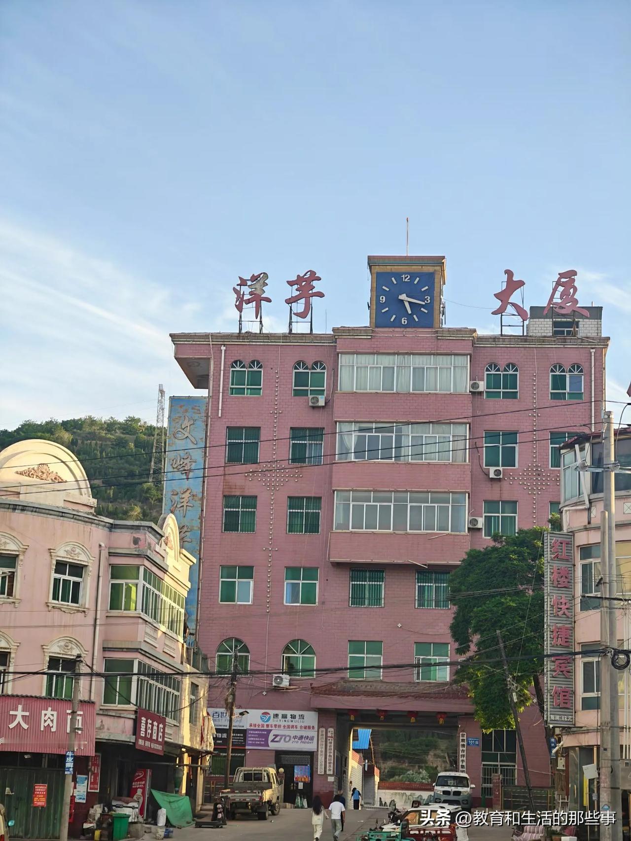 让人极不舒服的8大低情商行为1.习惯性反驳
2.过度炫耀
3.好为人师
4.爱揭