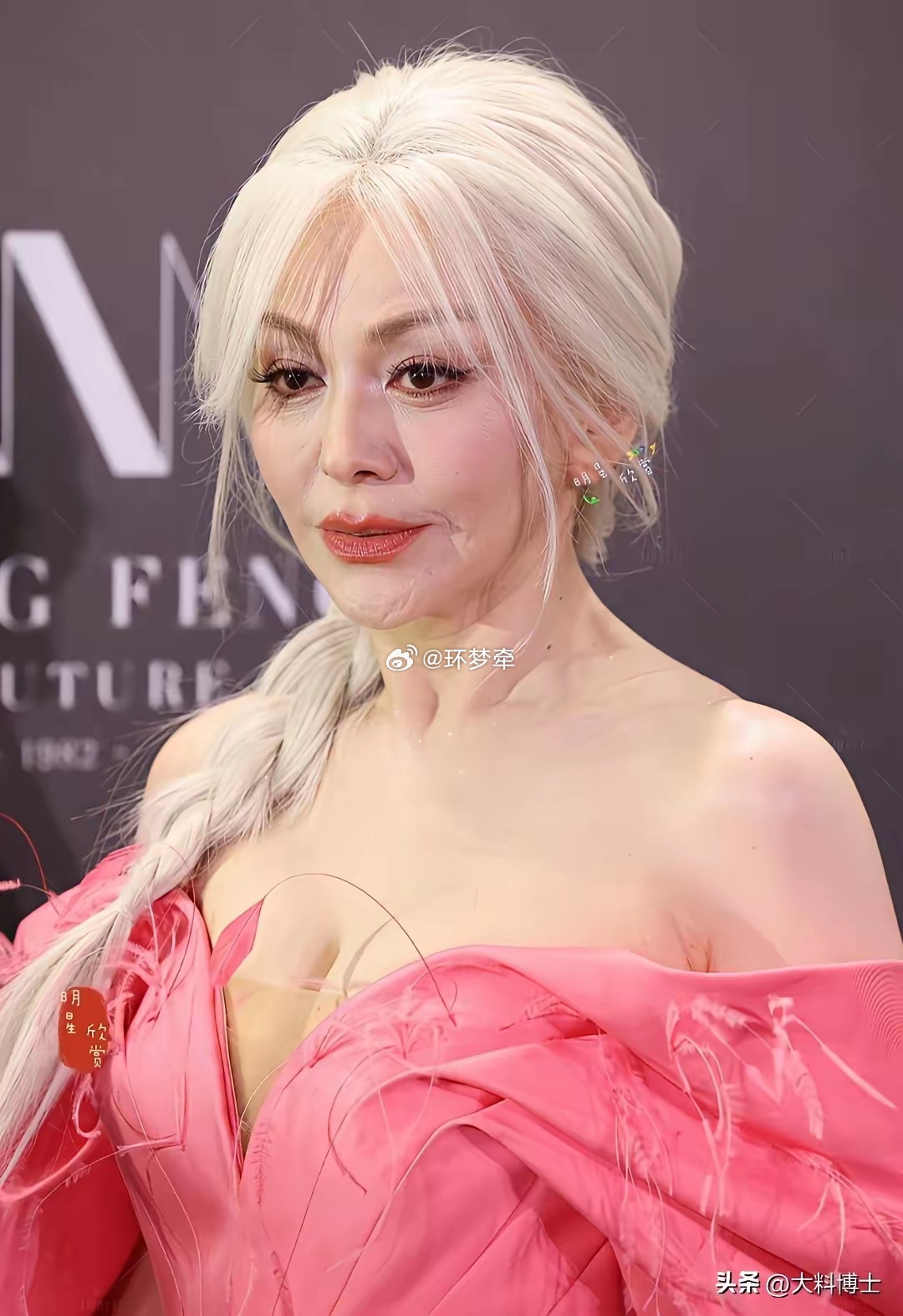 看不懂女明星了，一把年纪还偏要走少女路线 