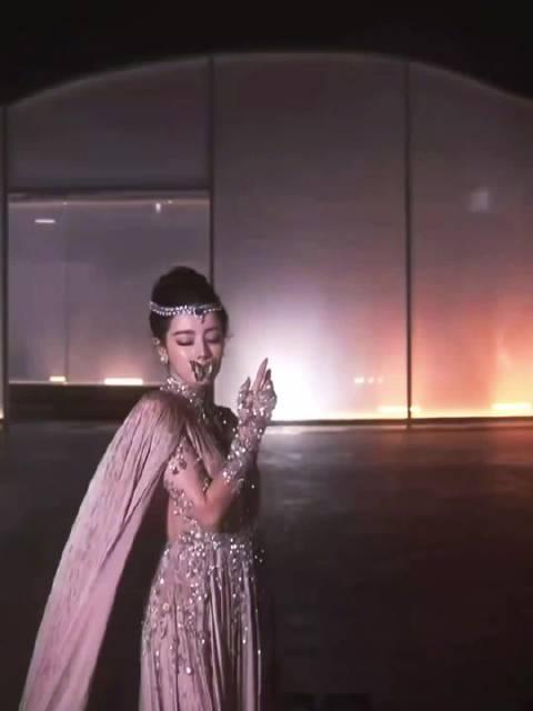 封神了。

迪丽热巴在2026 VOGUE盛典开场，唇衔蝴蝶走进苏州雨里，定点那