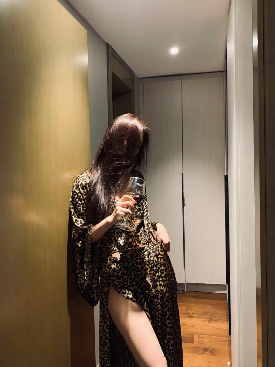 她宛如一只猎豹🐆