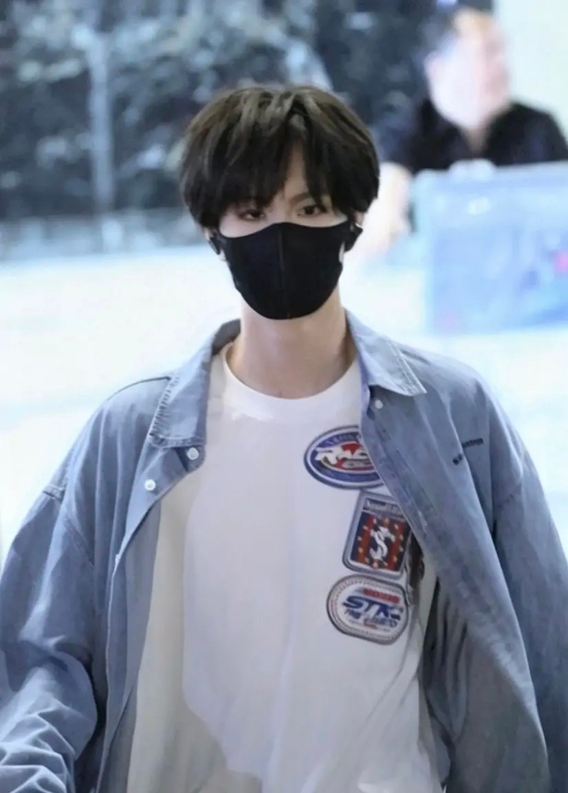 ❄️李煜东带妆下班了，露眉眼好帅 