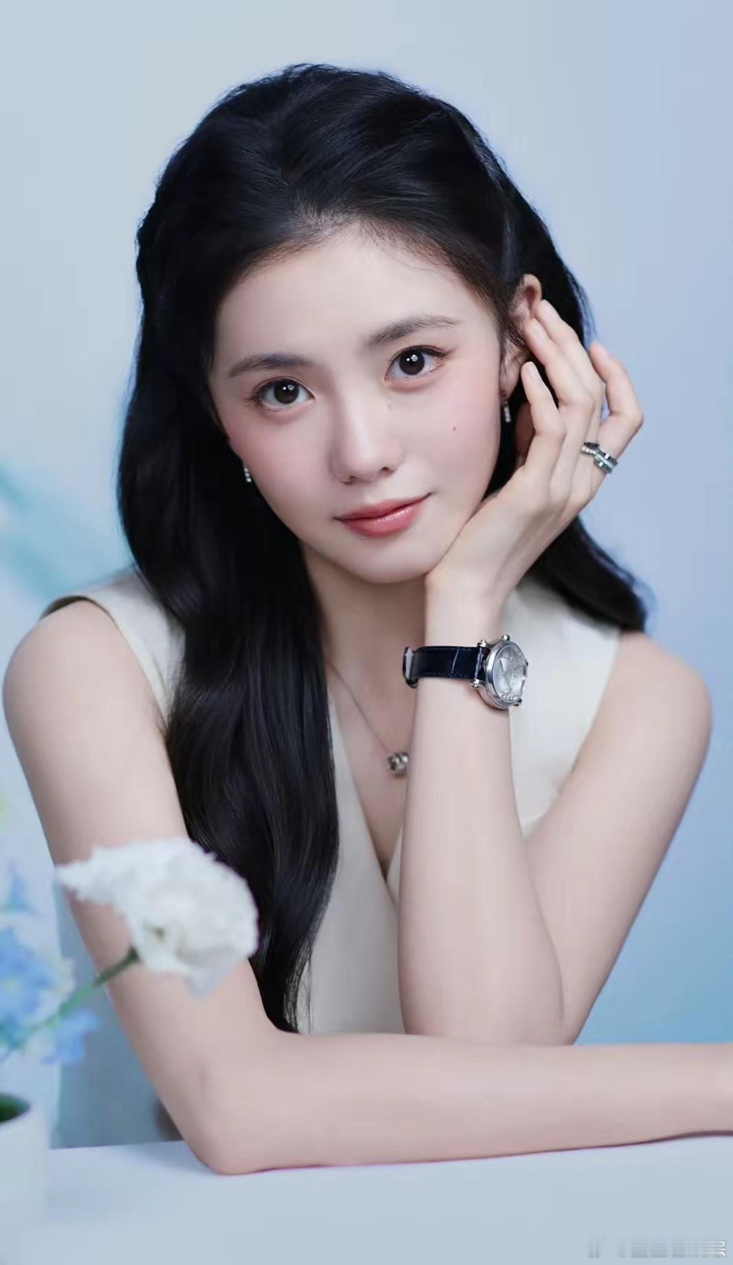 刘浩存的长相真是个神奇的存在你要说她好看吧她的脸型并不是完美的鹅蛋脸，而且她并没