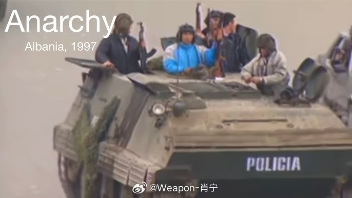 照片中的历史 1997年阿尔巴尼亚内战期间，警察部队使用的中国制造的63式装甲运