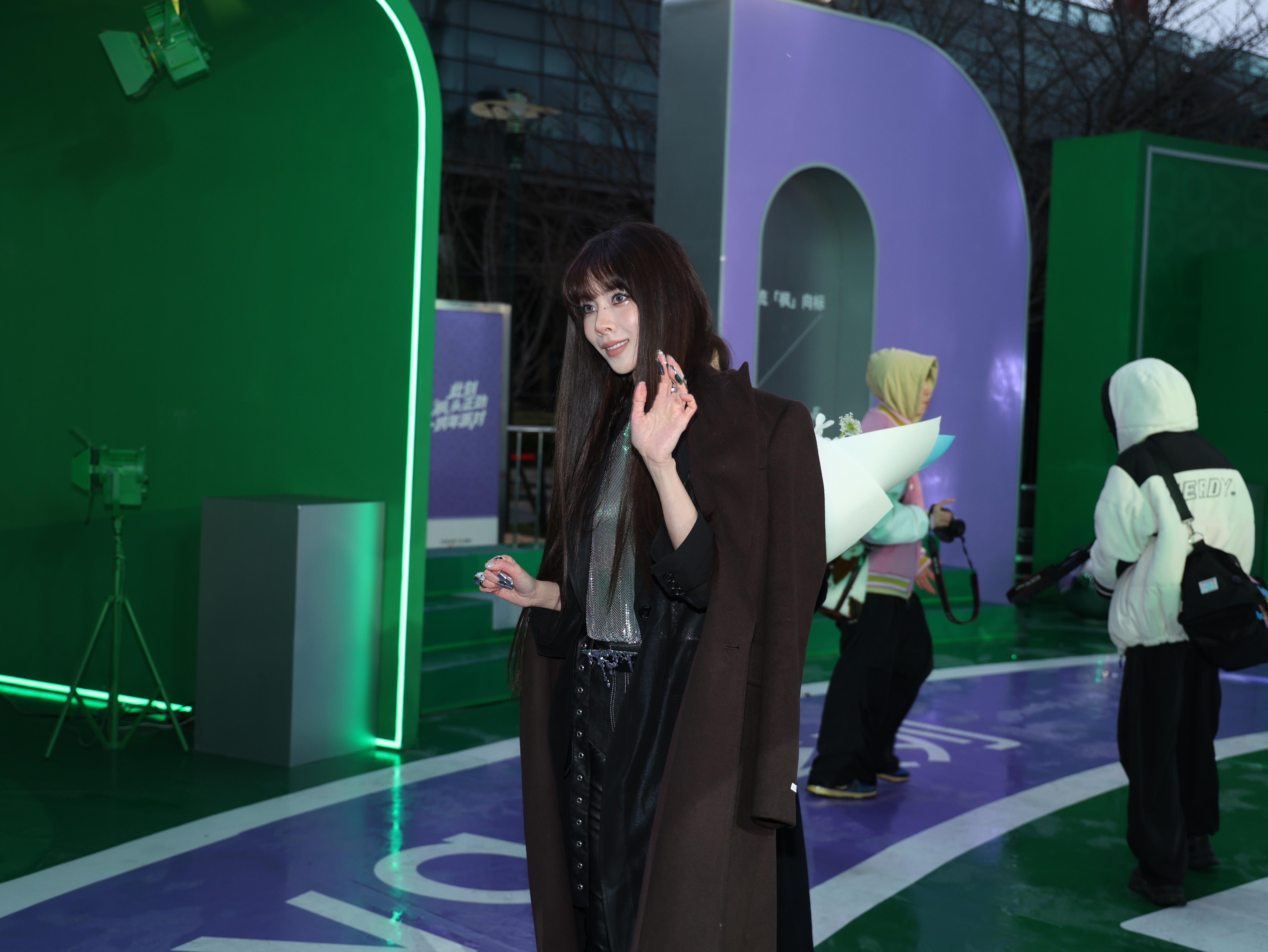 辣妹宋妍霏我笑纳了 宋妍霏的辣妹穿搭堪称年度天花板！之前的甜酷套装飒到骨子里，美