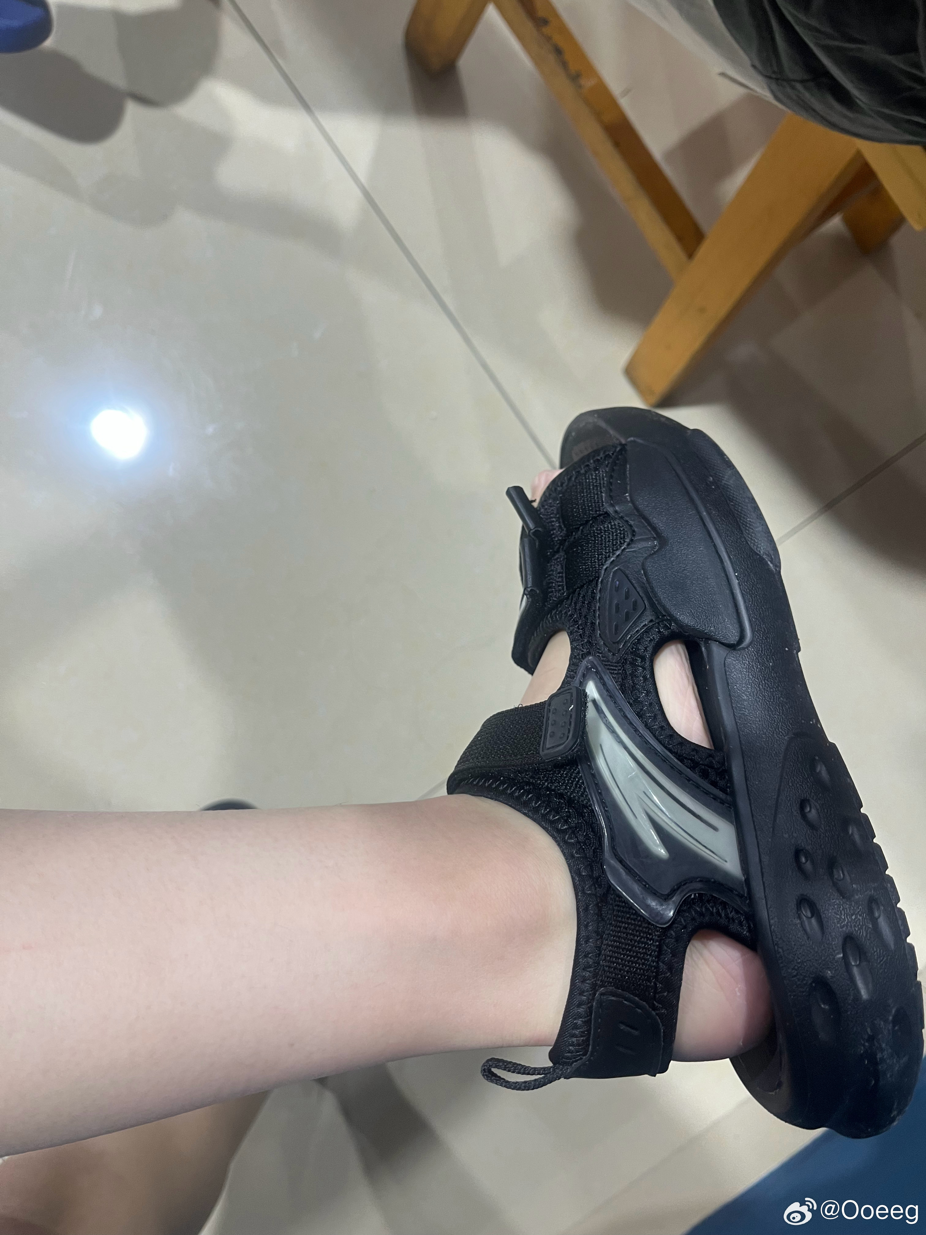 玩漂流一下午就被晒黑了 