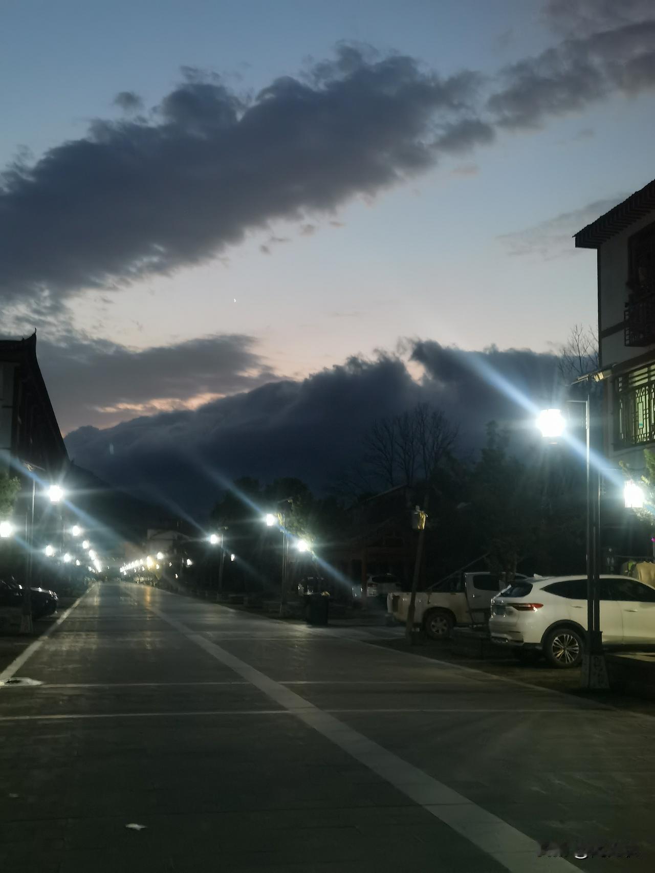 不出意外，特朗普这个欺软怕硬的家伙，将以出乎意料的方式离开总统宝座。
自从他当上