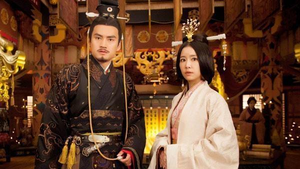 刘秀闻言先是一愣，随即放下手中的竹简，脸上露出几分意外的温和。他与姐姐刘黄自幼相