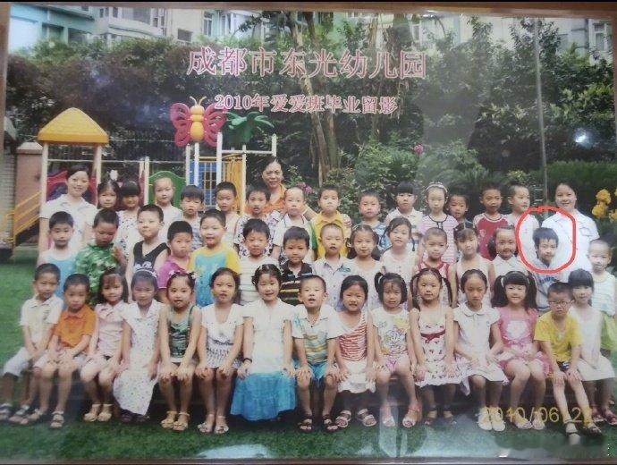 贺峻霖童年照 爱豆幼年体 贺峻霖幼儿园毕业照 谁懂这种“从小就是爱豆脸”的感觉！