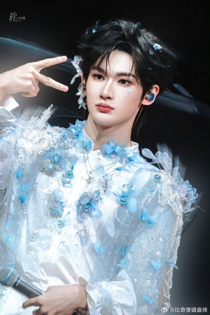 余宇涵我更多是被机会等到了谁能想到入行的契机如此随性，一场午觉便迎来人生转折。余