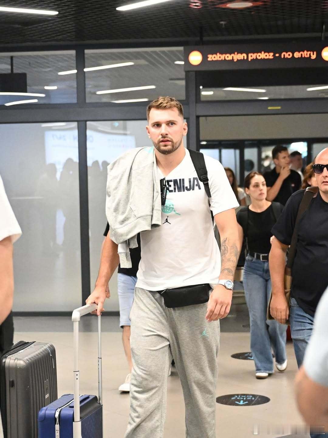 斯洛文尼亚男篮抵达贝尔格莱德，明天将对阵最后一个热身赛对手：塞尔维亚 ​​​