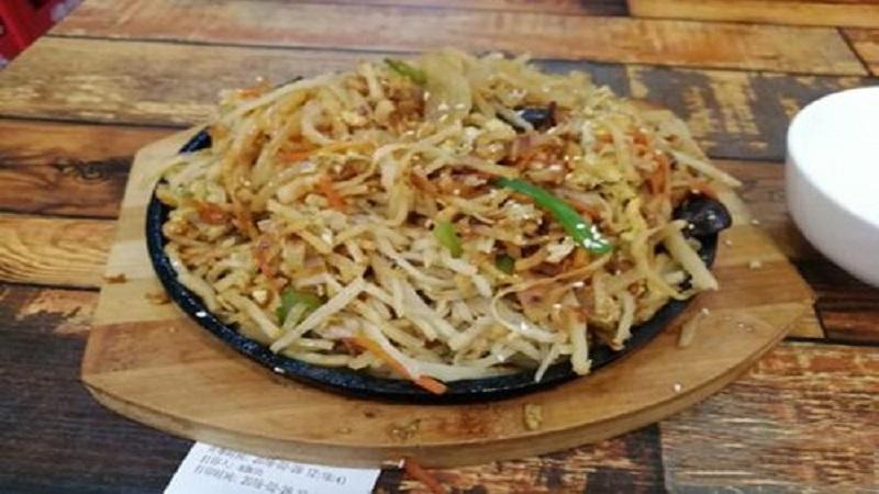 #淄博炒锅饼小哥称日均营业额近10万#淄博炒锅饼小哥日均营业额近10万，这确实是