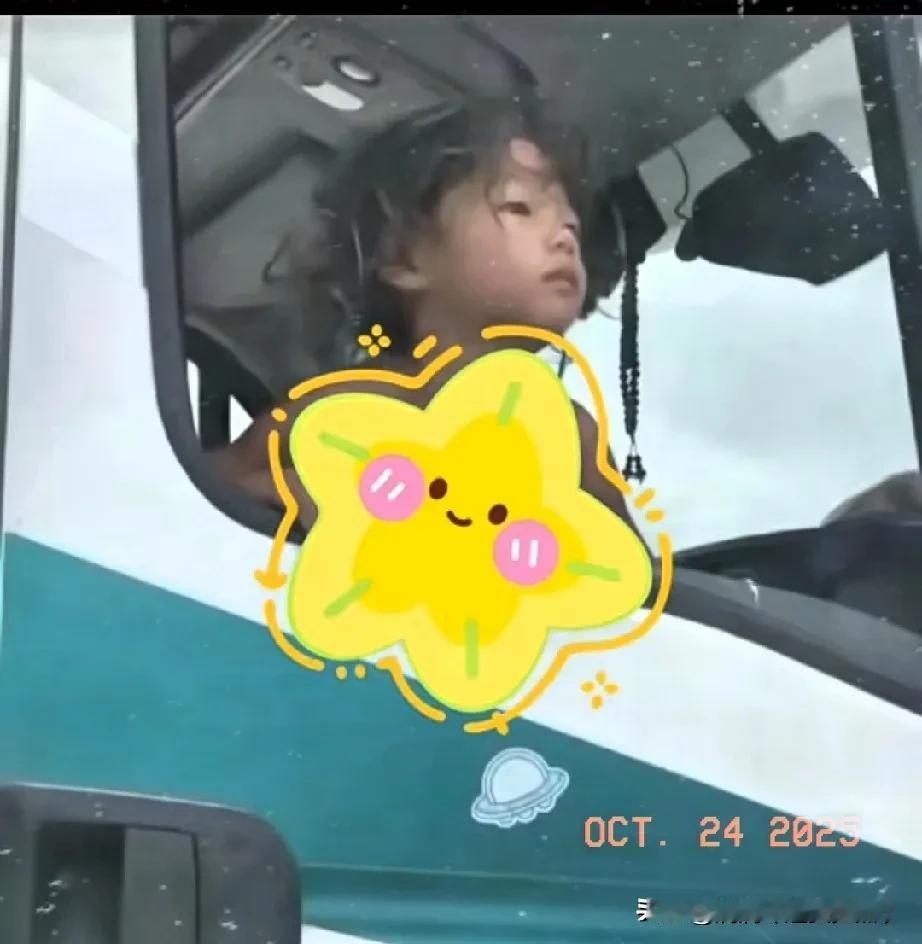 云南这个孩子太可怜了，呼吁大家一起救救这个孩子吧太可怜了，她本是一个很正常的孩子