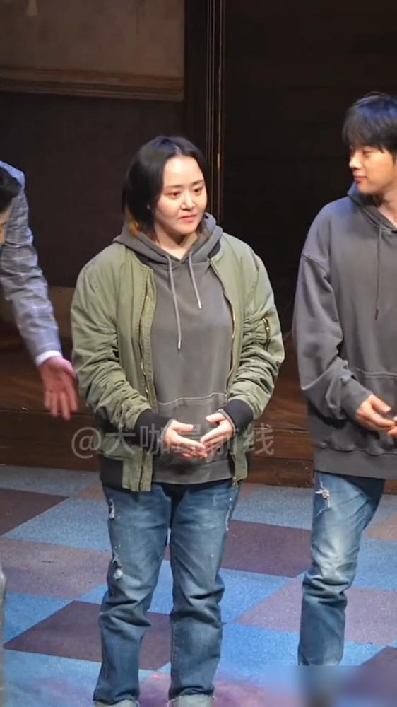 文根英复出演话剧，因发胖引发热议，她落泪说自己身体没问题。
 
别再说她隐退9年