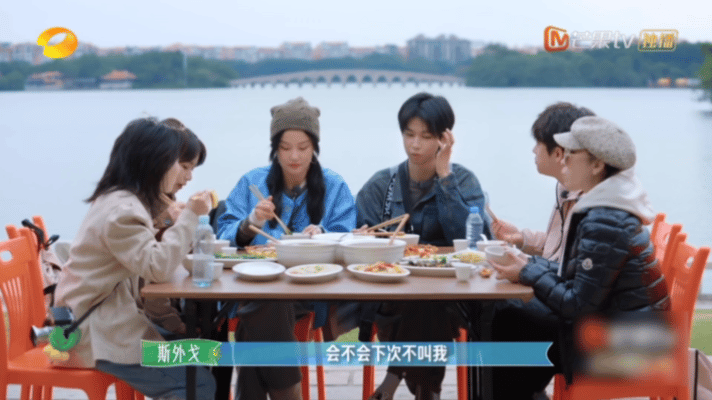 黄龄斯外戈假吵架给吴佩岭庆生《老有意思旅行社》的“剧本”太会玩了！黄龄和斯外戈突