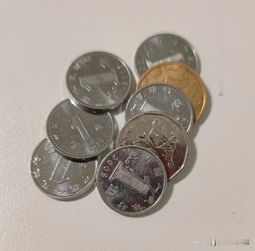 从硬币一诞生北京人就叫它钢镚儿。
1957年12月，中国人民银行第一次发行硬币。