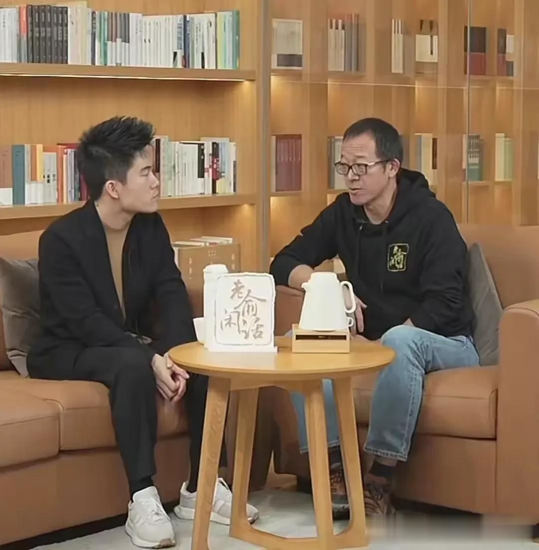 #董宇辉真的不适合做管理者吗?#
暂时还不合适。
1、他的价值更大化需要在主播岗