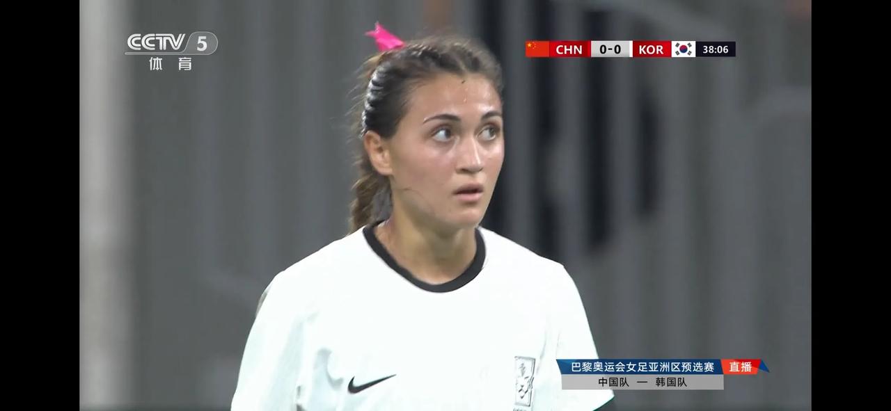 韩国队的13号凯茜-费尔是一个美韩混血归化球员，所以长得一点都不像韩国人。值得一