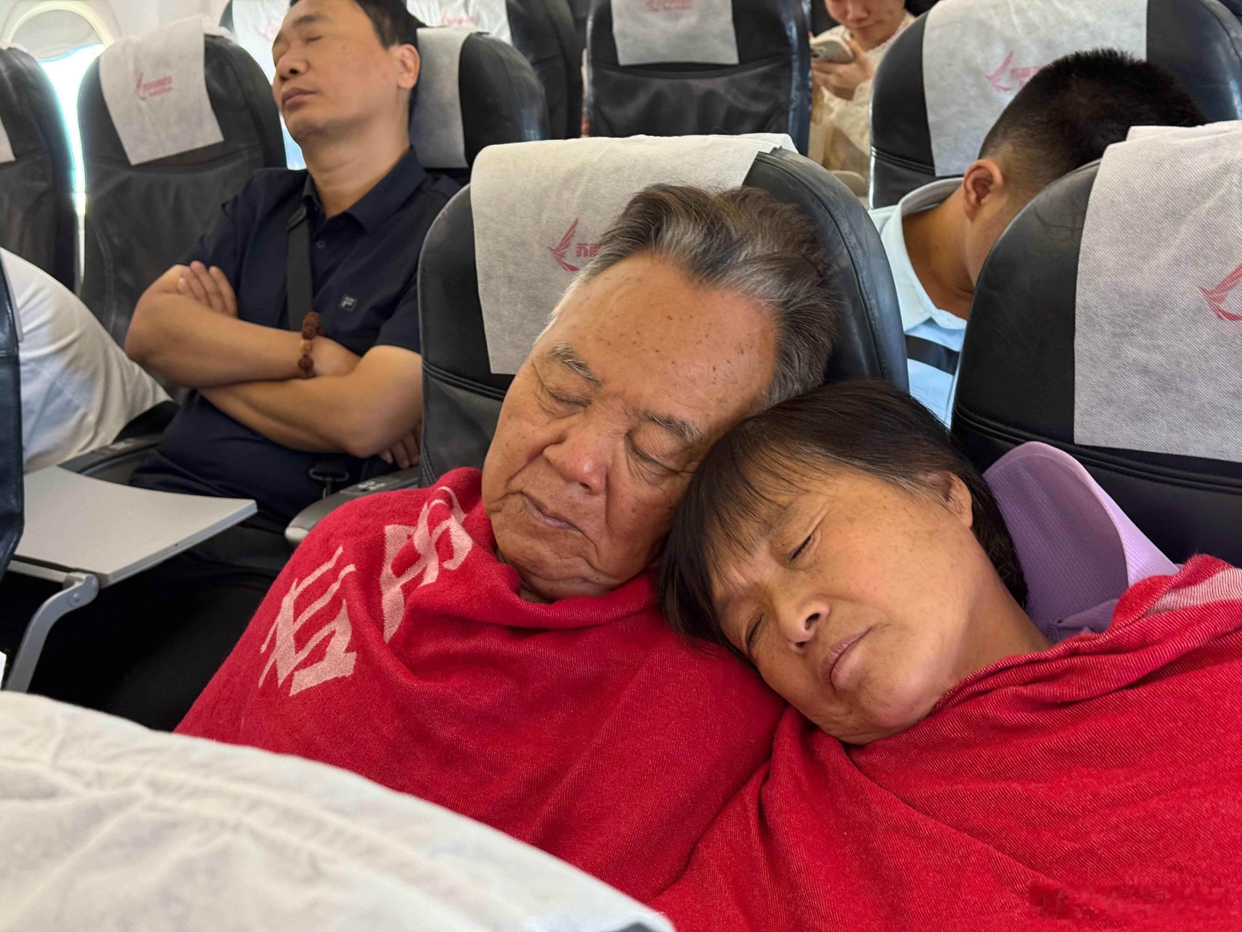 全新ES8的前备厢，你问我喜不喜欢，我持保留意见。不是不喜欢前备厢，而是体现在设