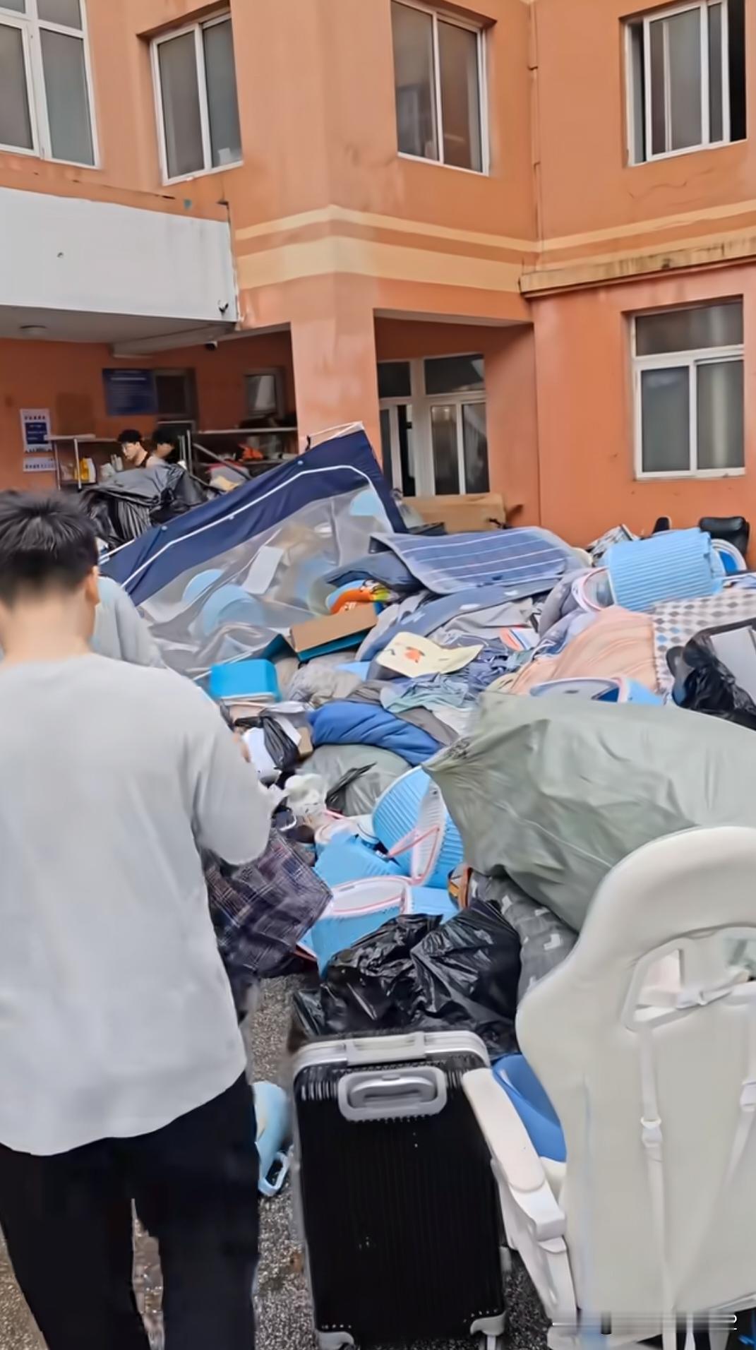 现在的毕业生都直接把不要的东西扔宿舍楼下，我记得我们八零后毕业都是放在学校帖子上