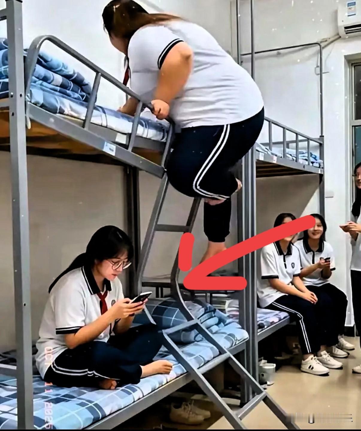 下铺的女孩子以后肯定是个干大事的人！