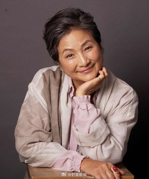 【#多人发文悼念郑佩佩#】 据导演胡雪桦、主持人曹可凡消息，演员郑佩佩离世，享年
