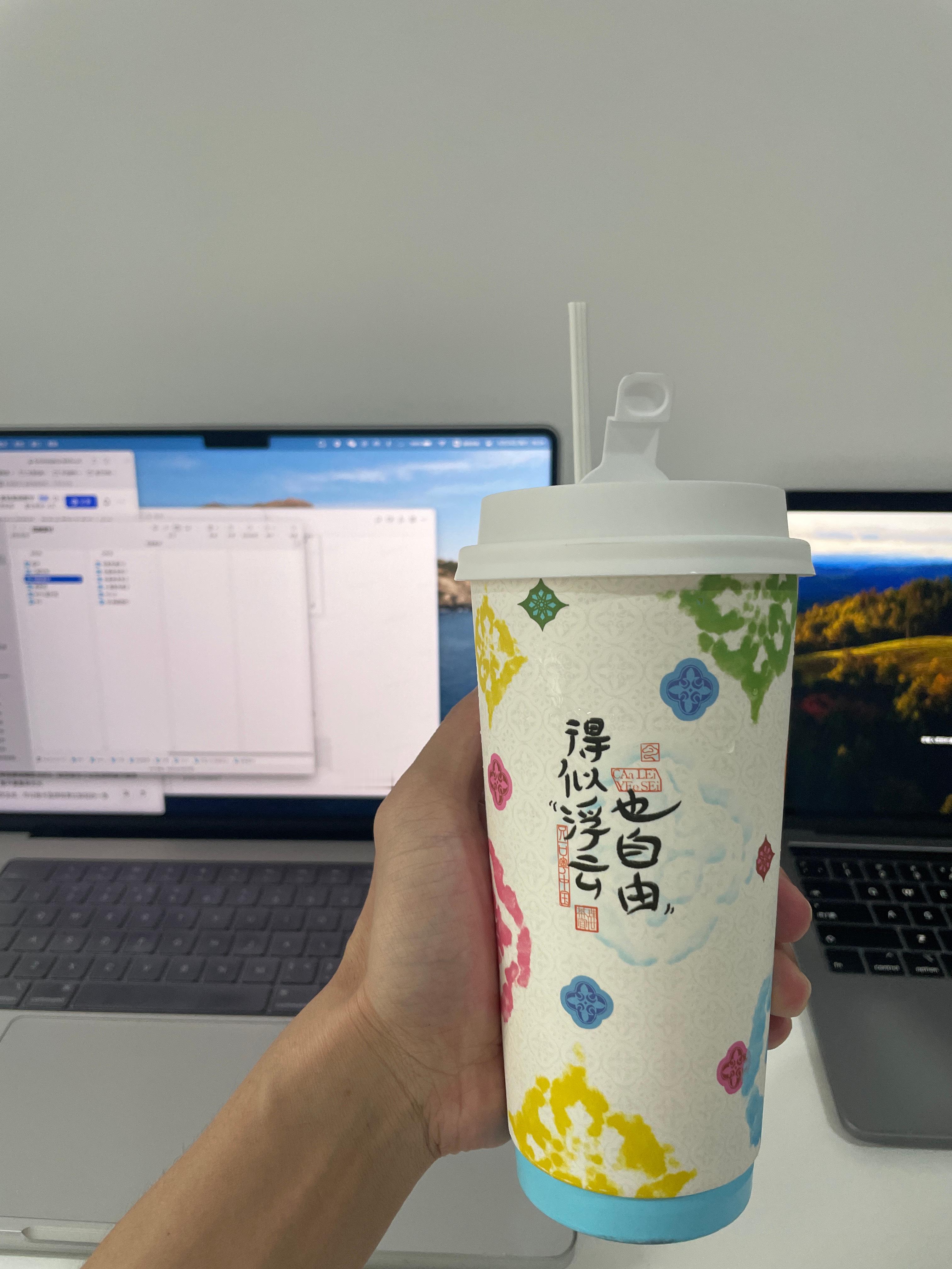 像我这样不喜欢久坐的人，有了升降桌搬砖就像卡了BUG，搬累了可以把桌子升起来站着