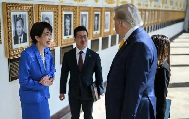 日本网民愤怒了！
 
有日本网民这样说，“我们日本的首相竟然在外交场合，张开大嘴