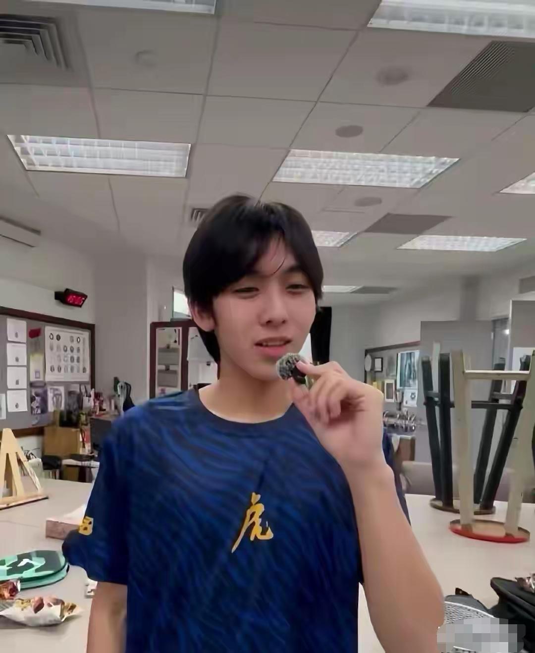 林志颖的大儿子kimi终于肯露脸了！青春期的孩子情绪像6月天。一会想拥抱世界，一