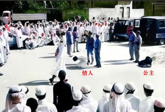 这是1977年一名在沙特工作的英国人偷拍了公主米莎尔和她的情人被处死的惨景。
