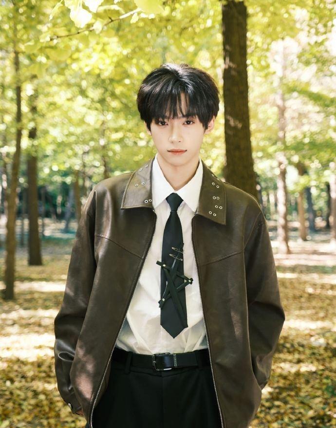 梓渝的一抹秋意，梓渝白衬衫皮衣秋意随拍，谁懂这个小梓渝突如其来的反常感，软萌变乖